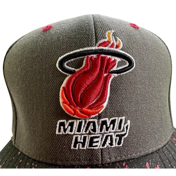 RARE! Miami Heat Mitchell & Ness‎ Snap Back Grey with Flamed Bill Hat /Cap NBA - Picture 4 of 12